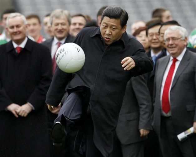 Kellő rúgás: itt épp a gael futballt gyakorolja Hszi Csin-ping, de személyes kedvence a labdarúgás (Fotó: Reuters)