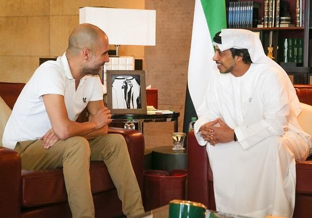 Manszur bin Zajed al-Nahjan sejk, a Manchester City tulajdonosa Josep Guardiolával, a csapat edzőjével beszélget