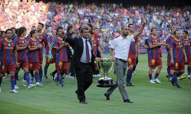 Joan Laporta és Josep Guardiola nem csak a La Liga trófeáját vihette körbe a Camp Nou gyepén (Fotó: Imago Images)