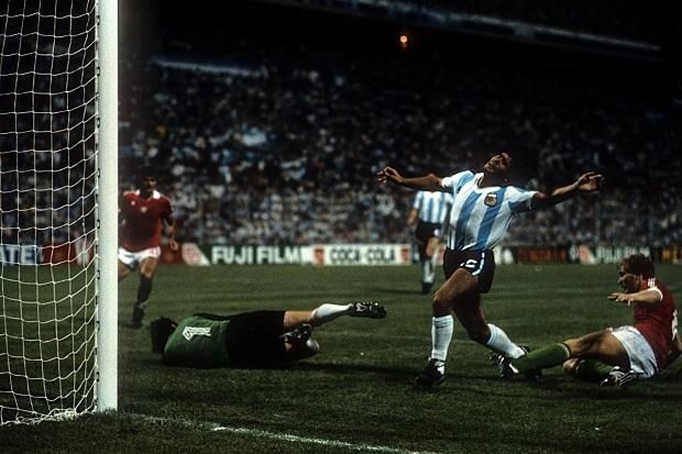 Garaba Imre szorítása ide vagy oda, Diego Maradona két gólt lőtt Mészáros Ferenc kapujába az 1982-es világbajnokságon 
(Fotó: Imago Images)