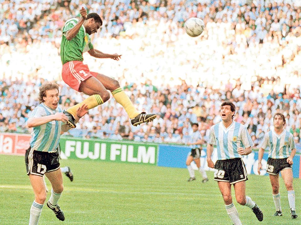 Az 1990-es vb nyitó mérkőzését kilenc játékossal befejező Kamerun óriási meglepetésre legyőzte a címvédő Argentínát. Az egyetlen gólt Francois Omam-Biyick fejelte Néstor Lorenzo (balra) és Juan Simón között