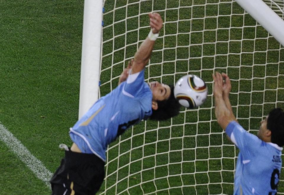Az uruguayi Luis Suárez kezezése a 121. percben a Ghána elleni negyeddöntőben a 2010-es vb-n 1–1-es állásnál. A piros lap után Asamoah Gyan kihagyta a büntetőt, és tizenegyesekkel Uruguay jutott tovább