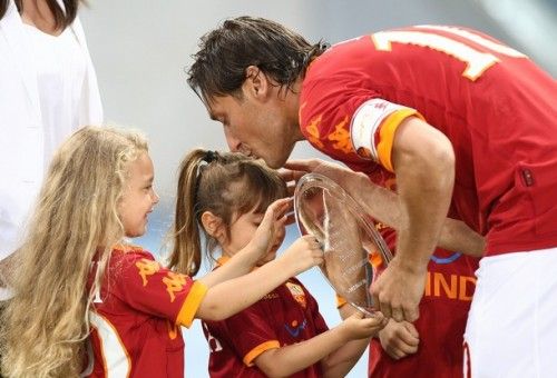 Francesco Totti és az apróságok (Fotó: kickette.com)