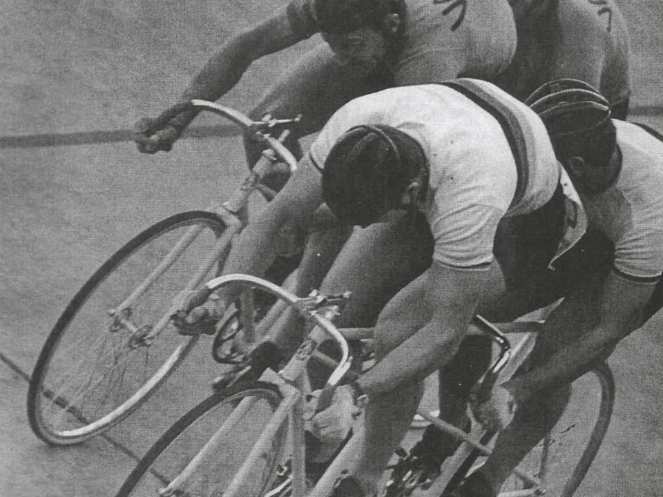 Az országos kerékpáros pálya­bajnok­sá­gon, 1968. július 21-én készített fotó, amelyre Farkas József még évtizedek múltán is büszke