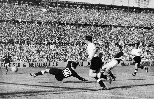 1954: a németek ellen 8:3-ra megnyert vb-csoportmeccsen Hidegkuti két gólt lőtt (Fotó: AFP)