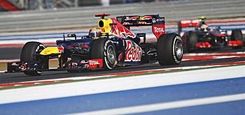 Vettel a 42. körig visszaverte Hamilton támadásait