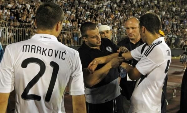 Radiszavljevics leveszi a csapatkapitányi karszalagot Scsepovics karjáról (forrás: sportige.com)