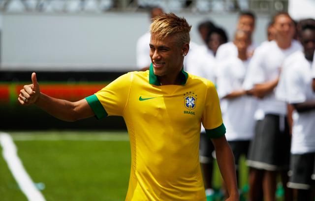 Neymar mutatta be az új brazil mezt (Fotók: Reuters)