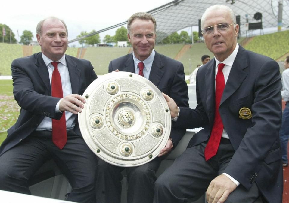 Hoeness, Rummenigge és Beckenbauer ünnepelnek a 2002–2003-as idény győztesének járó Bundesliga-trófeával (Fotó: AFP)