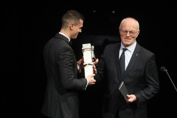 A 60. M4 Sport – Az Év Sportolója Gálán a gátfutó Baji Balázsnak adott át díjat (Fotó: Nemzeti Sport)