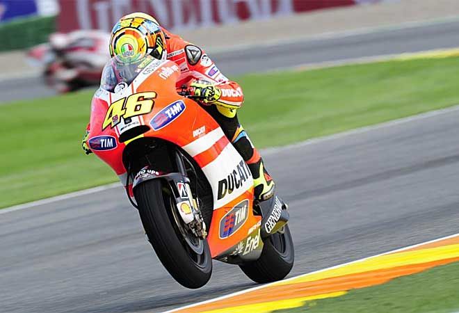 Rossi a valenciai versenypályán, messziről is látszik Simoncelli rajtszáma (Fotó: AFP / Marca)