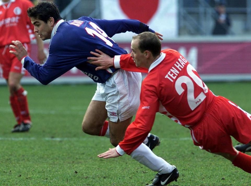 Ten Hag az ajaxos Dani nyakán küzd a labdáért (... és a jelek szerint vesztésre áll) a 2000 márciusában lejátszott, 0–0-s Twente–Ajax meccsen (Fotó: AFP)