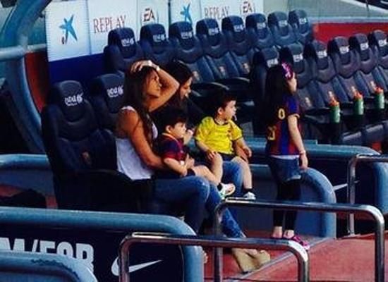 Messi családja Pinto feleségével és gyerekeivel a lelátón (forrás: mundodeportivo.com)
