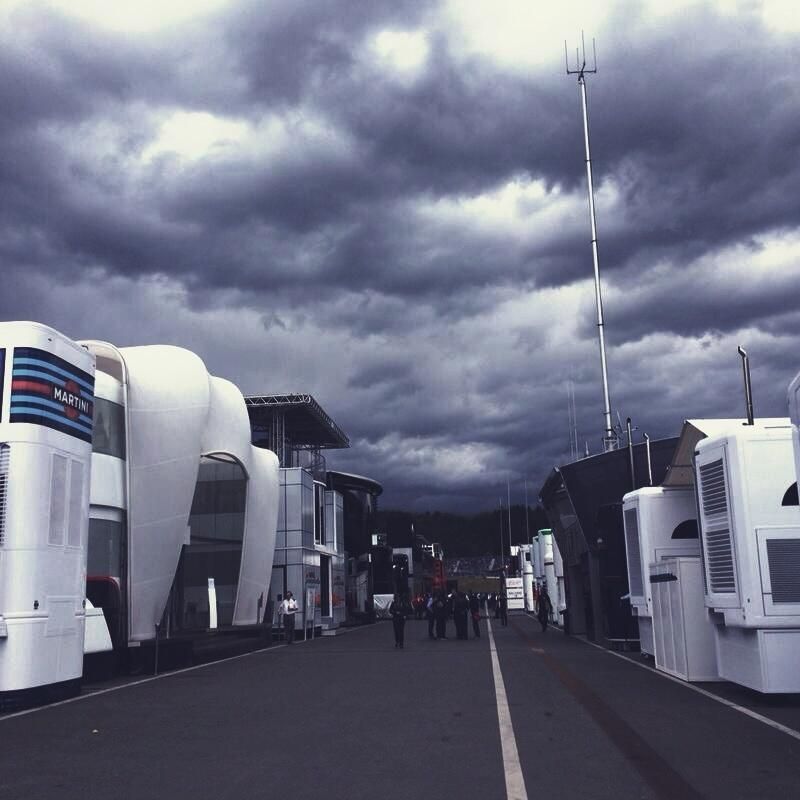 Felhős az ég, de még nem esik (Fotó: Twitter/McLarenF1)
