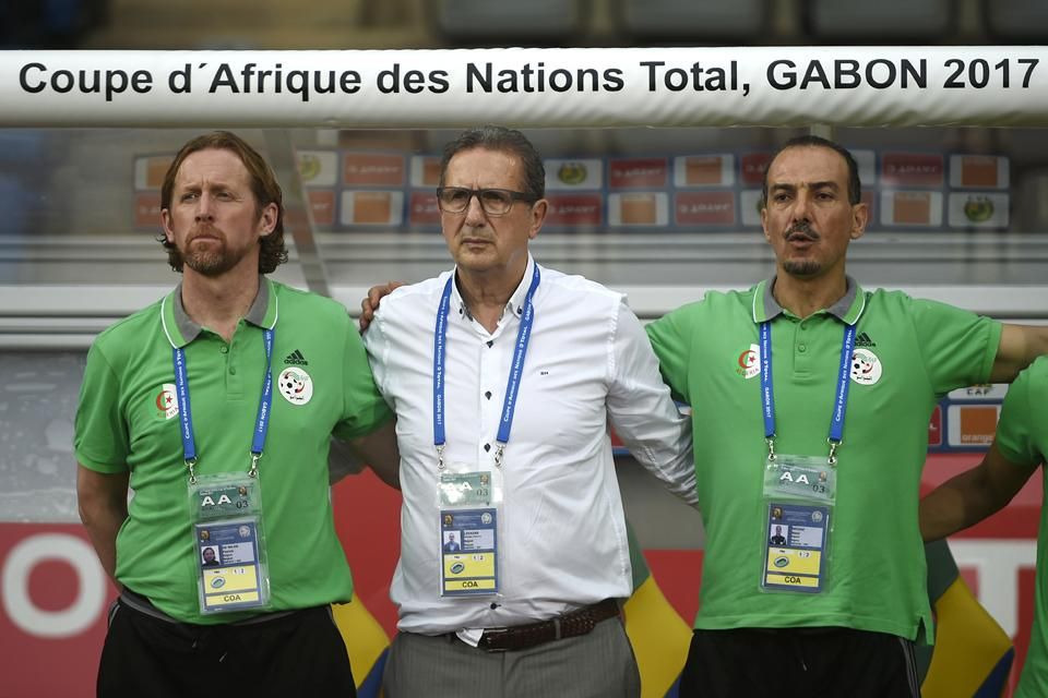Leekens (középen) az algériai válogatott kispadján, segítői, Patrick De Wilde és Nabil Negiz között. Szinte mindig van helyi segítője (Fotó: AFP)
