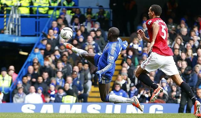 A gól pillanata: Demba Ba zseniális mozdulattal juttatta a labdát De Gea kapujába (Fotó: Action Images)