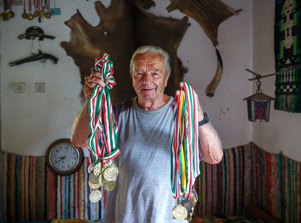 Mintegy száznegyven aranyérmet őriz csak a magyar veteránbajnokságokról (Fotó: Szabó Miklós)