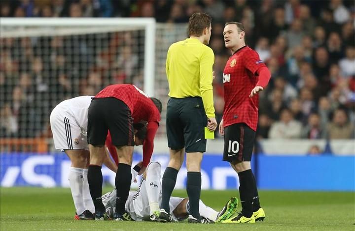 Felix Brych játékvezető azért kapott egy kis ízelítőt a régi Rooneyból (Fotó: Action Images)