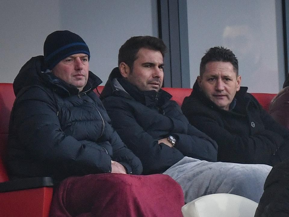 Adrian  Mutu (középen) Révész Attila (balra) sportigazgató társaságában nézte  végig a Kisvárda–Fehérvár mérkőzést (Fotó: Kovács Péter)