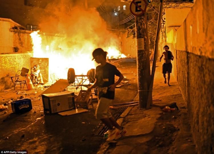 Zavargások a riói favelákban idén áprilisban (Forrás: Daily Mail)