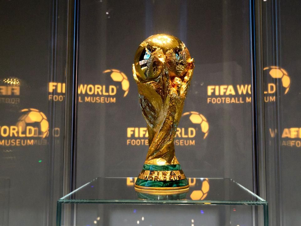 A zürichi futballmúzeum legértékesebb kiállítási tárgya a vb-győztesnek 1974 óta járó 36.5 centi magas, 18 karátos aranyból készült trófea (Fotó: AFP)