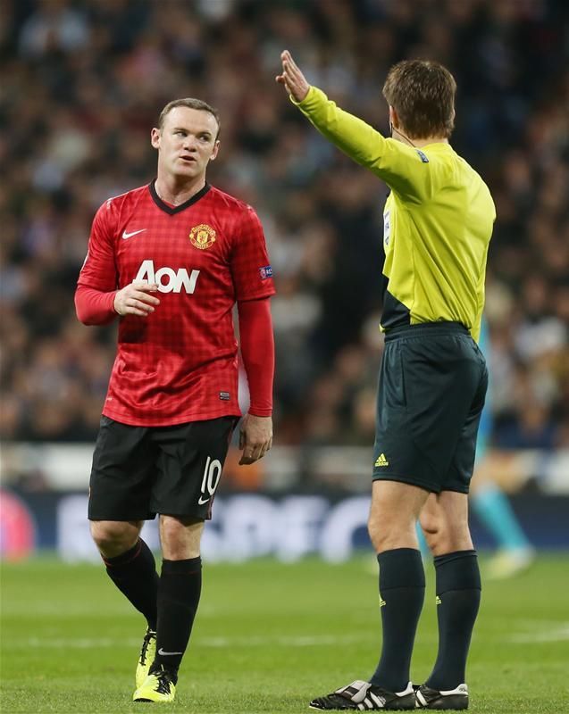 Felix Brych játékvezető azért kapott egy kis ízelítőt a régi Rooneyból (Fotó: Action Images)