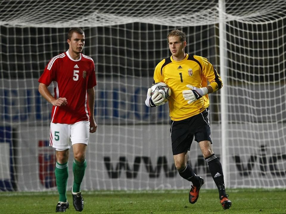 Gulácsi Péter a labdával, mellette Debreceni András az egyiptomi U20-as világbajnokságon (Fotó: Szabó Miklós)