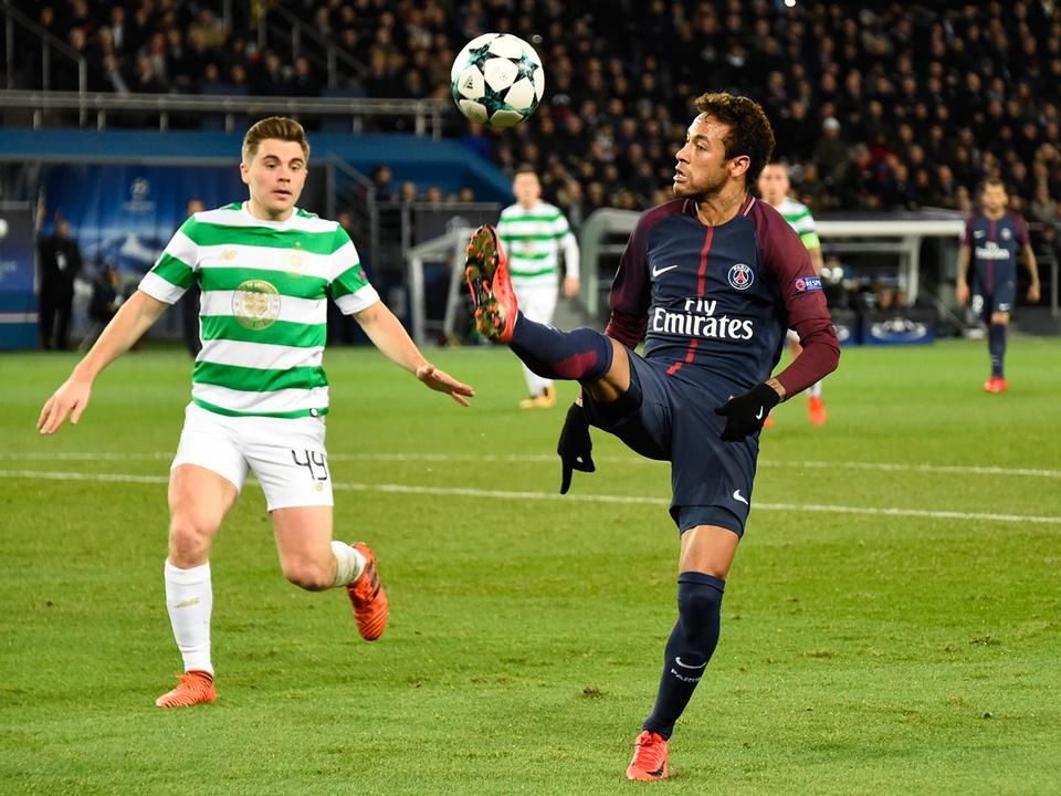 Neymar labdabűvölését figyeli érdeklődve védője: az egyszeres BEK-győztes Celtic már nem tényező az európai porondon (Fotó: AFP)