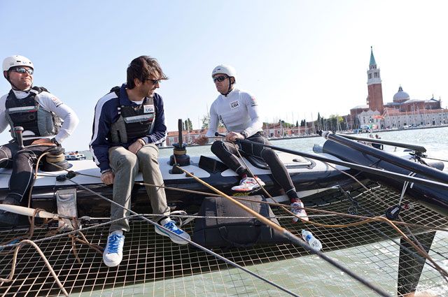 Gianluigi Buffon és James Spithill kapitány a háttérben Velencével (Fotók: oracleracingmedia.com)