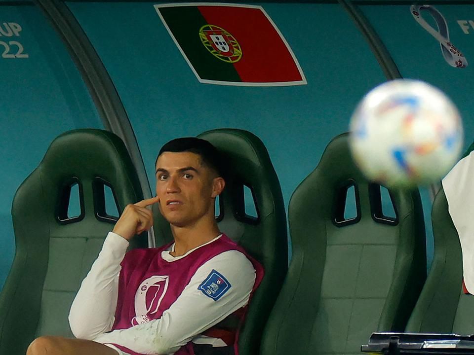 Cristiano Ronaldo a lecserélése után a portugál kispadon (Fotó: AFP)