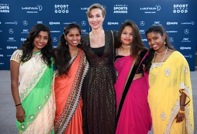 Greiner Anita a Laureus Sport for Good alapítvány által támogatott, az iskolában futballozó indiai nők társaságában