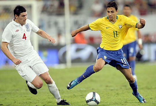 Nilmar (jobbra) szerezte a brazil–angol egyetlen gólját (Fotó: Reuters)