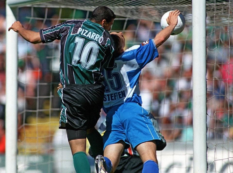 Pizarro a bizalom jeleként azonnal a tízes mezben találta magát (Fotó: AFP)