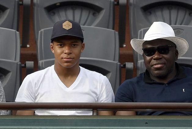 A Monaco sztárfutballistája, a 18 éves Kylian Mbappé (balra) és édesapja is kilátogatott a Roland Garros első napjára