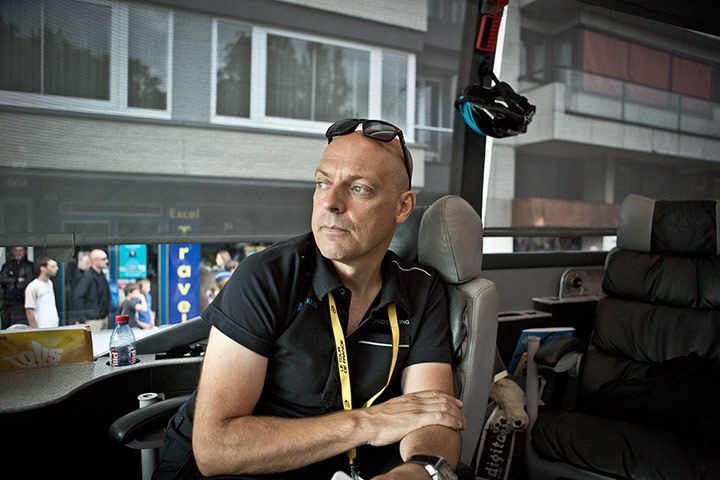 Dave Brailsford, a Sky csapatfőnöke a buszból figyeli az eseményeket (Fotó: Scott Mitchell/Team Sky Cycling)