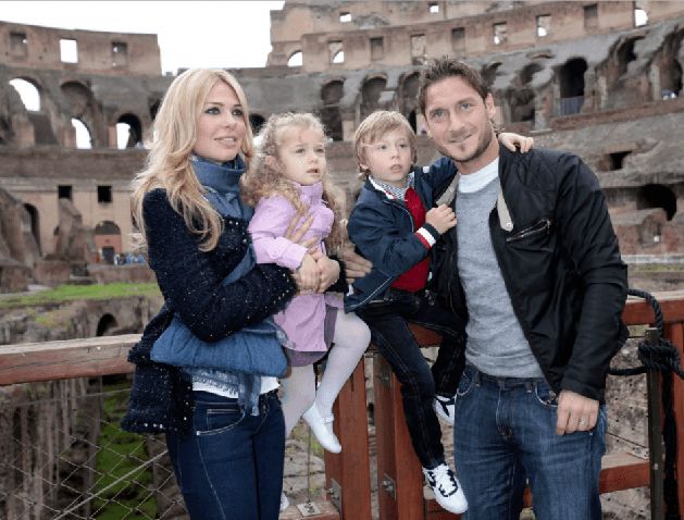 A Totti család a Colosseumban – Ilary, Chanel, Cristian, Francesco (Fotó: mammeoggi.it)