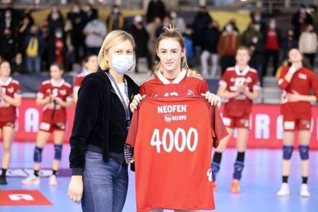 Mugosa a meccs után átvette a 4000. BL-gólnak emléket állító pólót (Fotó: EHF)
