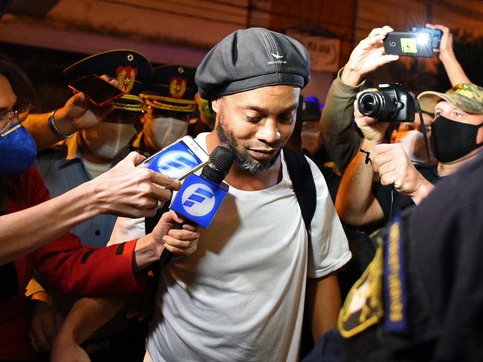 Ronaldinho, a brazilok világbajnok és aranylabdás csillaga egy paraguayi börtönben töltött néhány hetet, mert hamis okmányokkal utazott be az országba – de ott is népszerű volt, sőt még futballozhatott is, úgyhogy nem okozott neki gondot e rövid időszak átvészelése (Fotó: AFP)