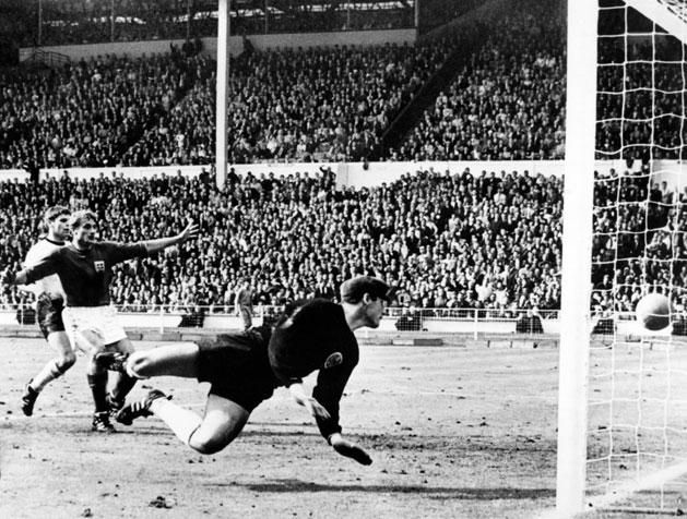 A világ legtöbbet vitatott gólja: Geoff Hurst lövése után az 1966-os vb-döntő hosszabbításában a labda már útban van – valahová a gólvonal környékére... (Fotó: AFP)