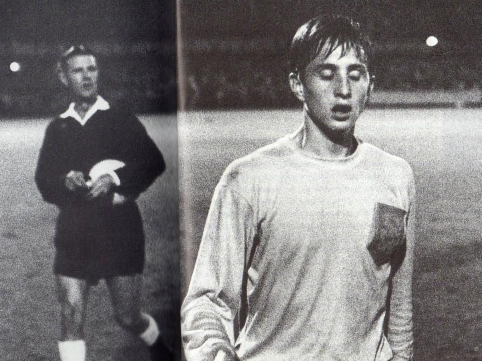 1966. szeptember 7.: a 19 éves Cruyﬀ  a holland válogatottban