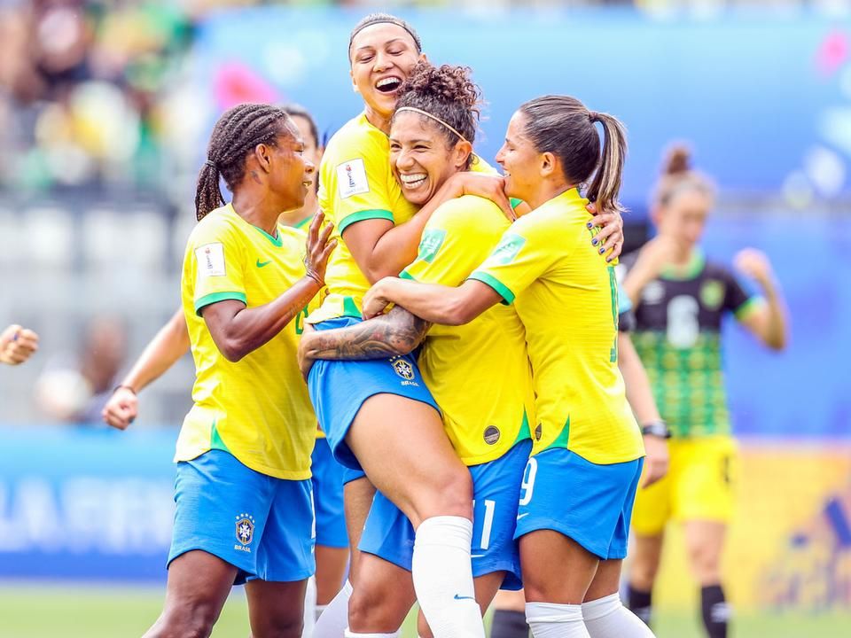 Cristiane (jobbról a második) nyakában a társak, a brazil hölgy triplázott Jamaica ellen