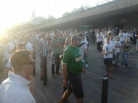 A szurkolók csak a stadionon kívül gyülekezhettek (Fotó: Pór Károly)