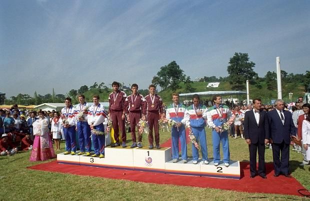 Schmitt Pál (jobbról a második) az 1988-as szöuli olimpián a magyar öttusázóknak adhatta át az aranyérmet 
(Fotó: MTI/Németh Ferenc)