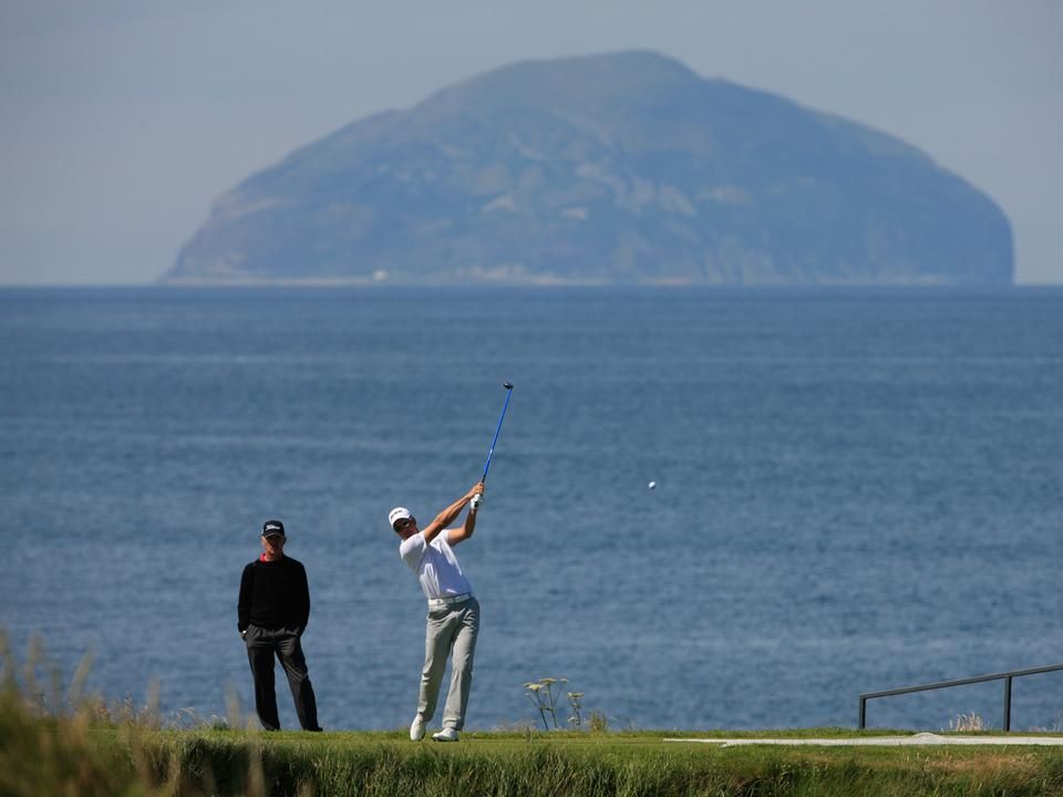 Golfverseny a szárazföldön, a háttérben Ailsa Craig szigete (Fotó: AFP)