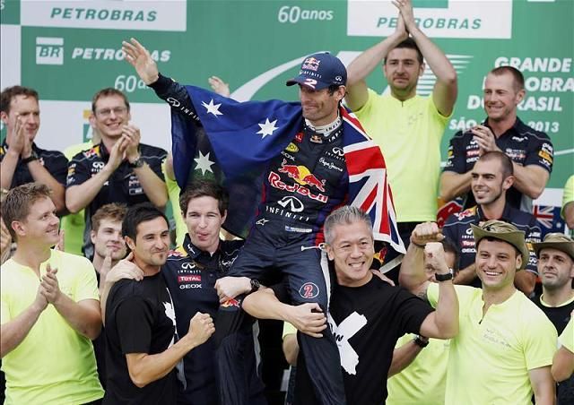 Webber az ausztrál zászlóval a Red Bull-tagok vállán – ilyen a szép búcsú