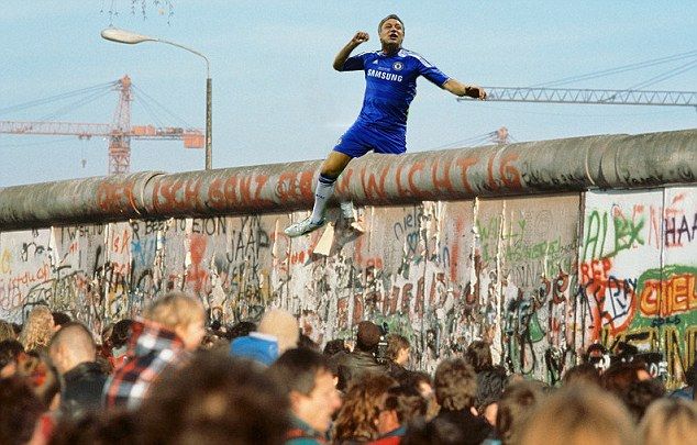 Terry a berlini fal lerombolásánál (Fotó: Daily Mail)