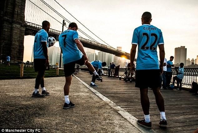 A Brooklyn híd lábánál a City futballistái (forrás: Daily Mail)