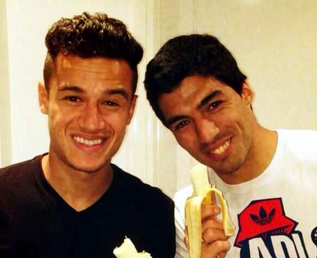 Kissé furán hat, de a pár éve rasszista vádak miatt eltiltott Luis Suárez és liverpooli csapattársa, Coutinho is banánt ragadott
(Fotó: Daily Mail)