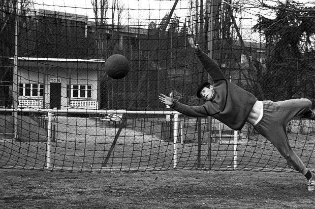 Futballkapusként egy francia sportdokumentumfilm forgatásán 1964-ben
