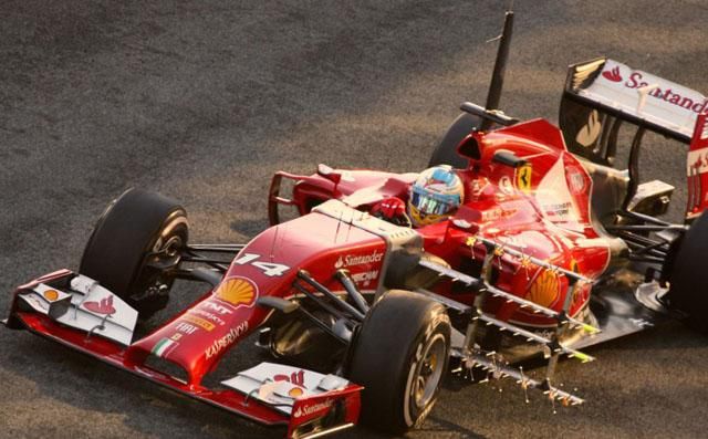 Alonso is kipróbálta a Ferrarit, a kocsi oldalára felszerelt különleges eszközzel, 
amellyel a levegő áramlását vizsgálja a kerék mögött (Fotó: Twitter/f1fanatic_co_uk)